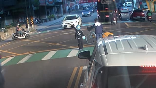 台湾两小学生过斑马线举手30秒 却无车停下让行