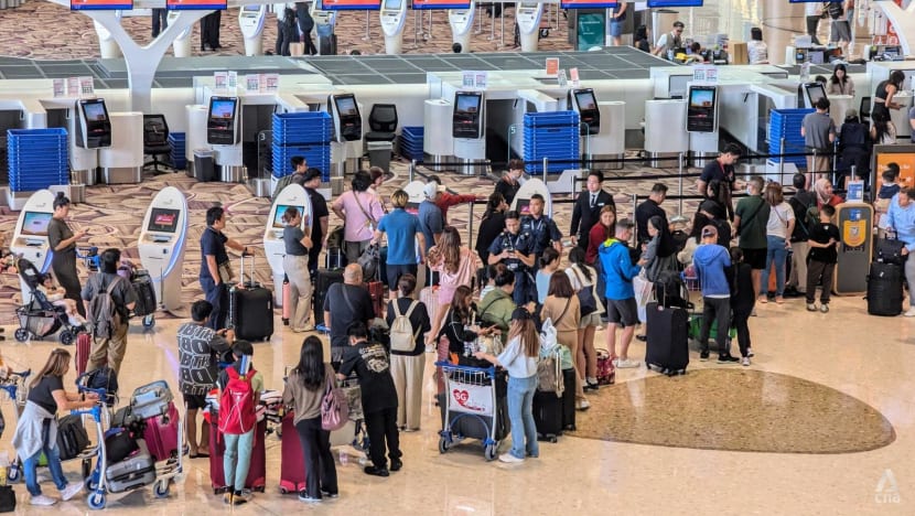 Long queues, frustrated passengers at Changi Airport after some airlines' systems go down in global IT glitch Long queues, frustrated passengers at Changi Airport after some airlines' systems go down in global IT glitch