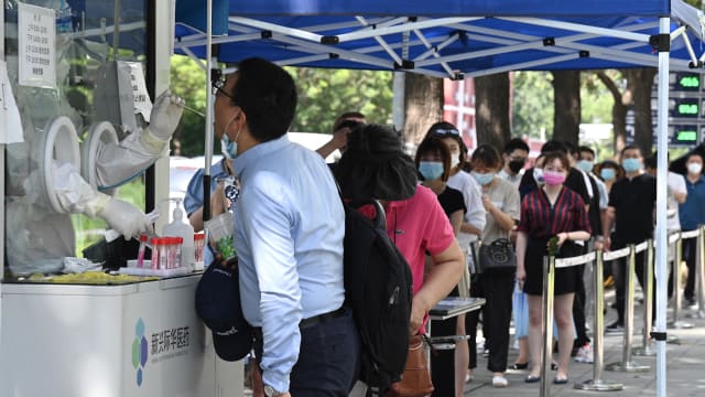 中国放宽措施后 部分国家加强中国旅客核酸检测要求