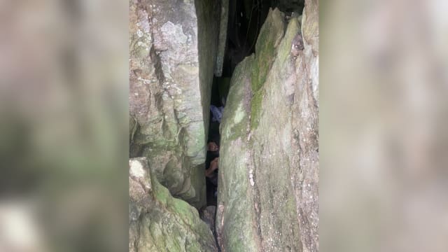 澳洲女子为捡手机跌入巨石缝隙 被困七小时后获救