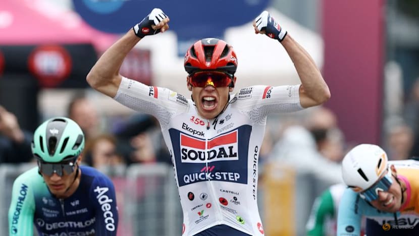 Magnier avoids crash and sprints to win Giro d'Italia opening stage