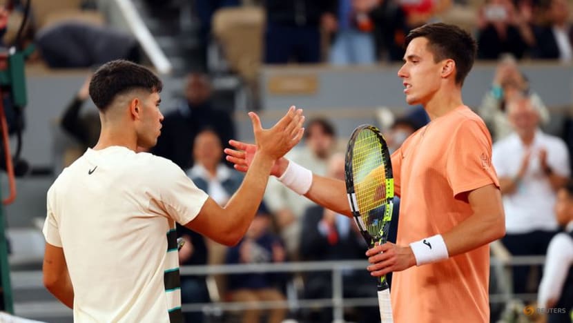 Alcaraz survives Marozsan scare to keep French Open defence on track