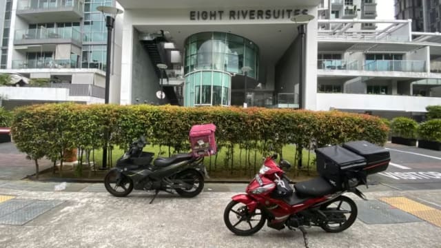 乱停车超速驾等乱象  一些公寓禁送餐员骑摩托或代步工具进入
