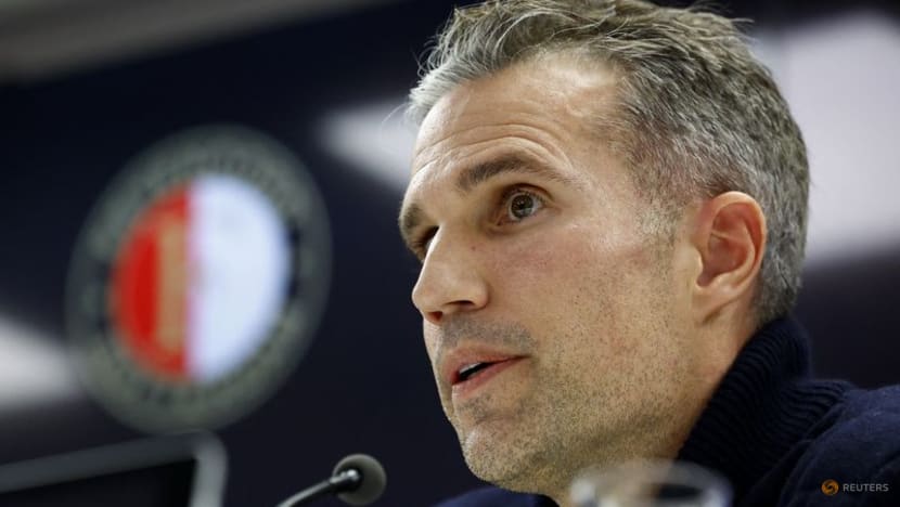 Disappointing draw as Van Persie debuts in charge of Feyenoord