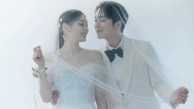 韩国“滑冰女王”金妍儿嫁小5岁歌手　甜蜜婚照曝光