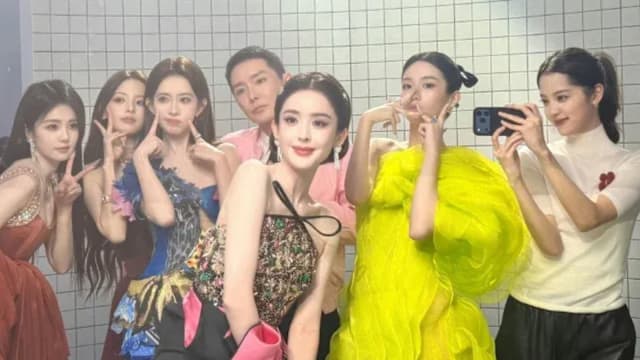 中国VOGUE盛典复刻Met Gala厕所自拍翻车！女星遭酸摆拍“假松弛”