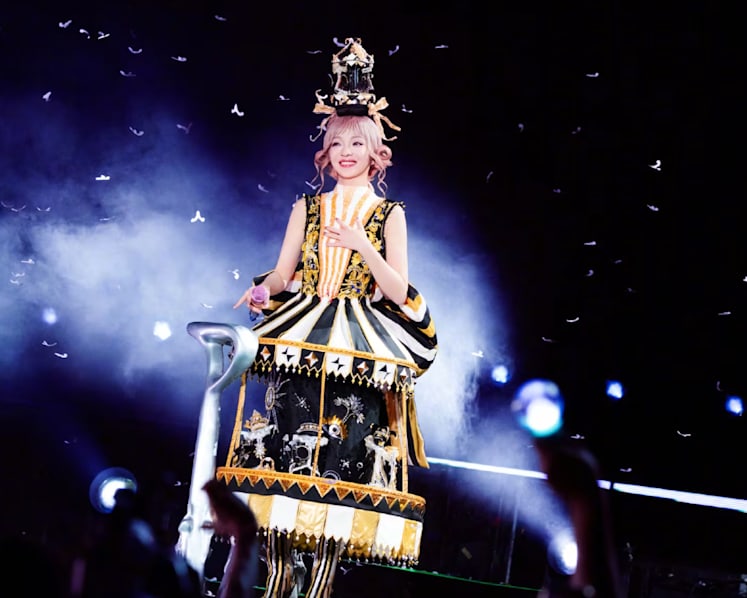 Singer Angela Chang briefly stops concert for medical treatment, returns to finish show
