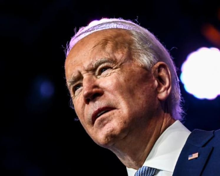 Biden fractures foot while playing with dog, to wear a boot