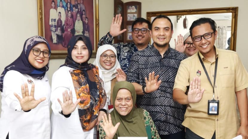 PM Anwar hulur sumbangan kepada Mak Jah bagi ringankan beban tangani masalah kesihatan PM Anwar hulur sumbangan kepada Mak Jah bagi ringankan beban tangani masalah kesihatan