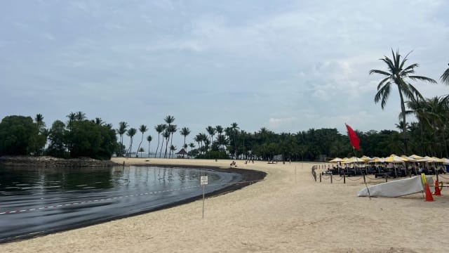 海事局出动16艘应急船只喷洒消油剂