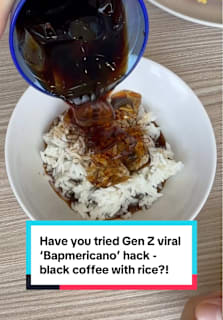 Have you tried the Gen Z ‘Bapmericano’ hack — black coffee with rice?! This Korean trend has been going viral online, as young netizens try to save money and time by eating rice and coffee at the same time. We try this combo and here’s what we think 🫢 #8dayseatwhat #bapmericano #coffee #viral #tiktoksg