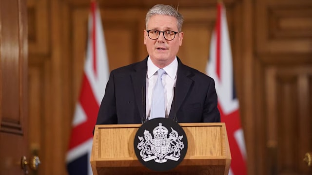 英国首相斯塔默面对下台压力 表明不会辞职