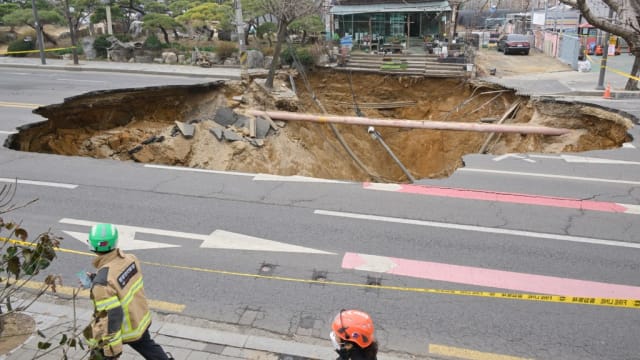 韩国首尔路面塌陷事故 失踪摩托车骑士证实已身亡