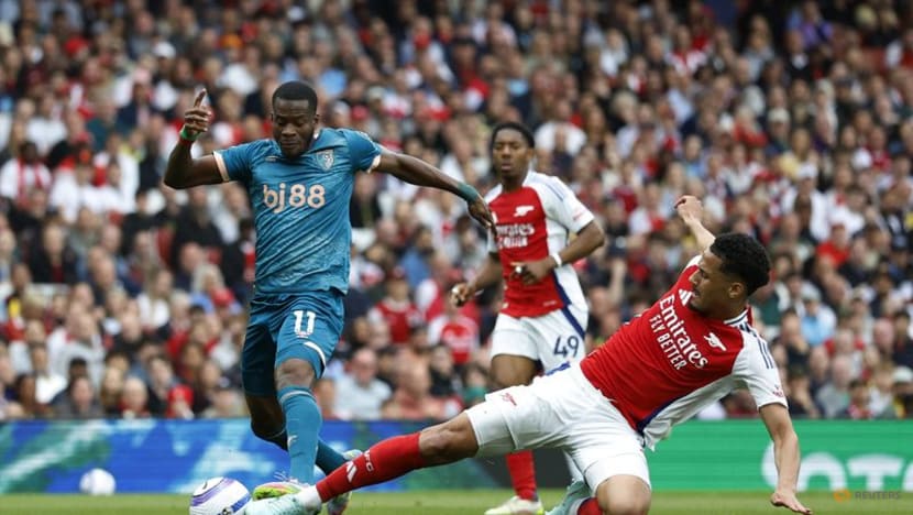 WRAPUP 1-Bournemouth stun Arsenal, Aston Villa improve Champions League hopes