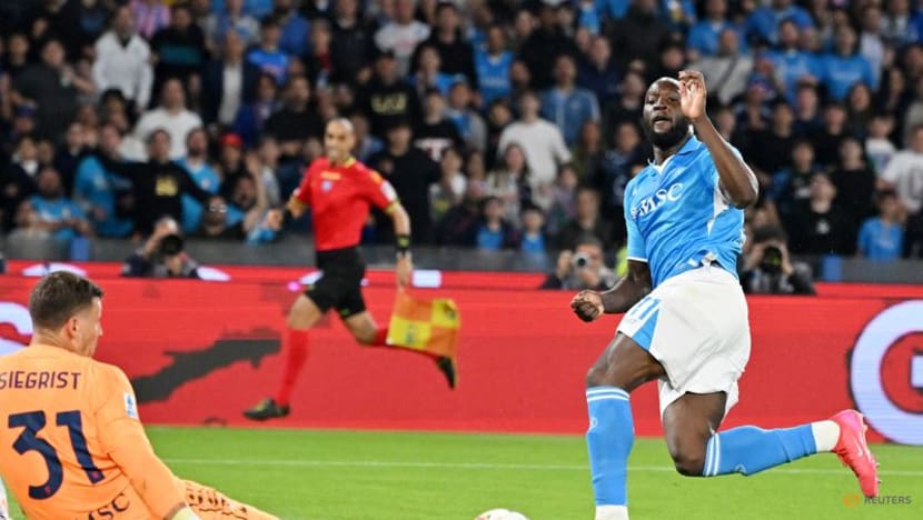 Napoli’s title hopes shaken by late Genoa equaliser as Inter close in