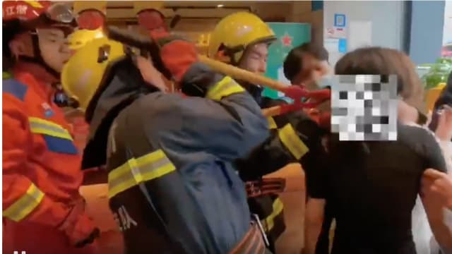 两女玩网红“喝酒生死局” 铁链锁脖惊动消防解救