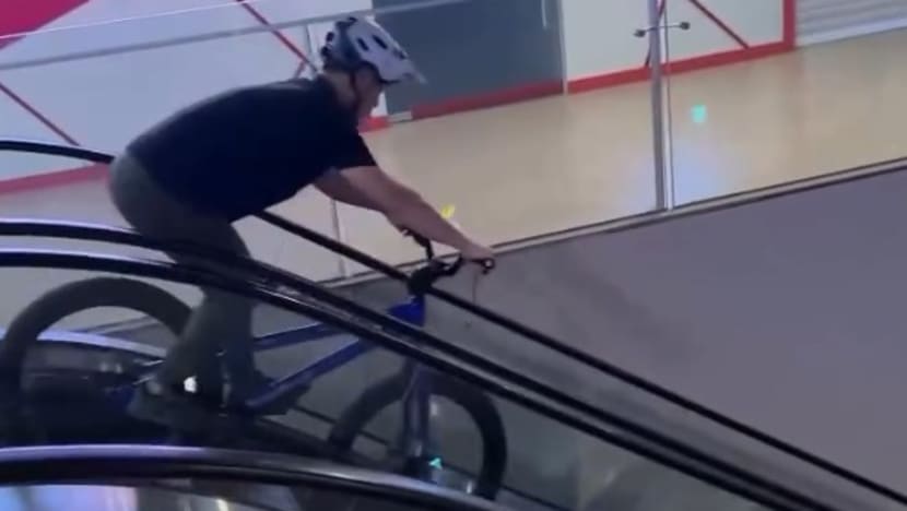 சிலேத்தார் கடைத்தொகுதி மின்-படிக்கட்டில் சைக்கிளோட்டும் போட்டி