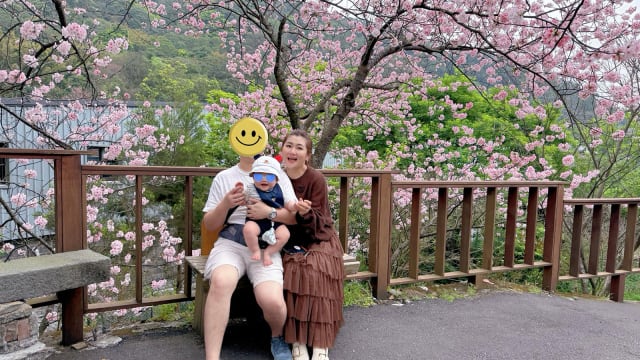 Selina赏樱晒全家福　甜喊小徐宝贝罕见放闪