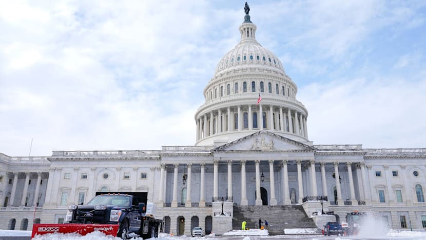 US government shuts down but quick resolution expected