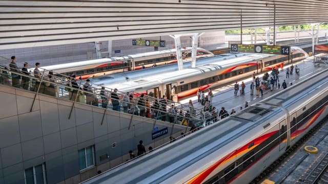 中国“五一”铁路客运创新高 单日客流达2484万人次