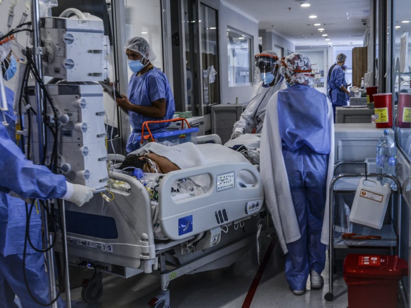 Health workers care for a Covid-19 patient in the intensive care unit in Bogota. The new coronavirus variant called "Mu" caused the deadliest wave of the pandemic in the country. Health workers care for a Covid-19 patient in the intensive care unit in Bogota. The new coronavirus variant called "Mu" caused the deadliest wave of the pandemic in the country.
