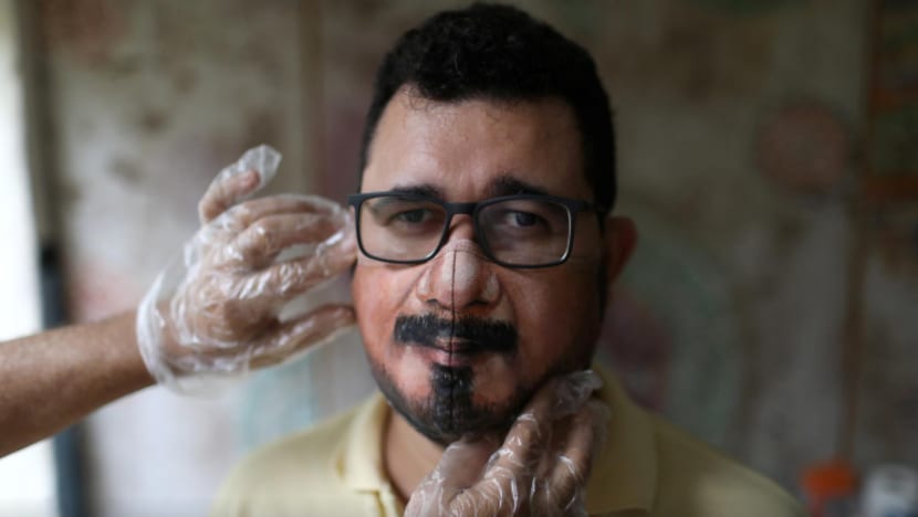 Artis ini hasilkan pelitup persis wajah si pemakai