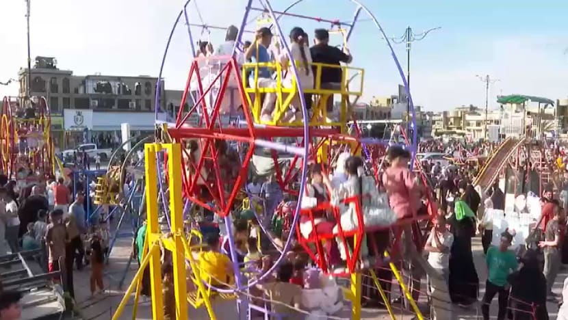 Penduduk Iraq luang masa di taman permainan pada hari pertama Aidilfitri