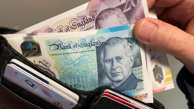 BBC报道：印有英国王查尔斯三世肖像的新钞开始流通