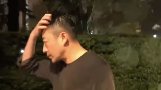 与大S当了10年夫妻　汪小菲淋雨散步，神情憔悴全被拍