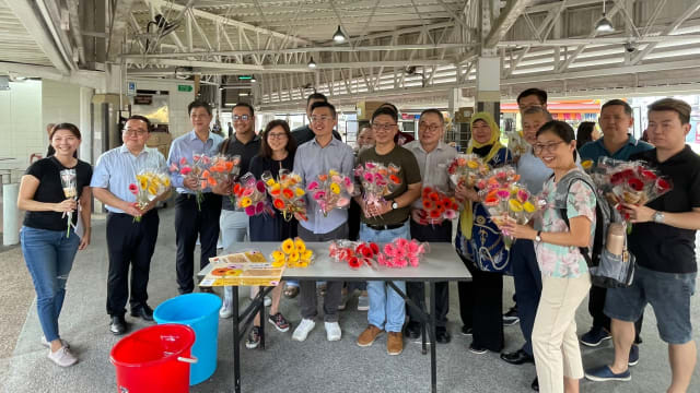 “小贩节”疫后复办 民众送花表谢意
