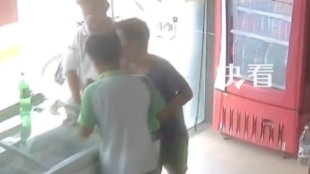三男童凑2新元助超市 一句“你要挺住”让店主感动落泪