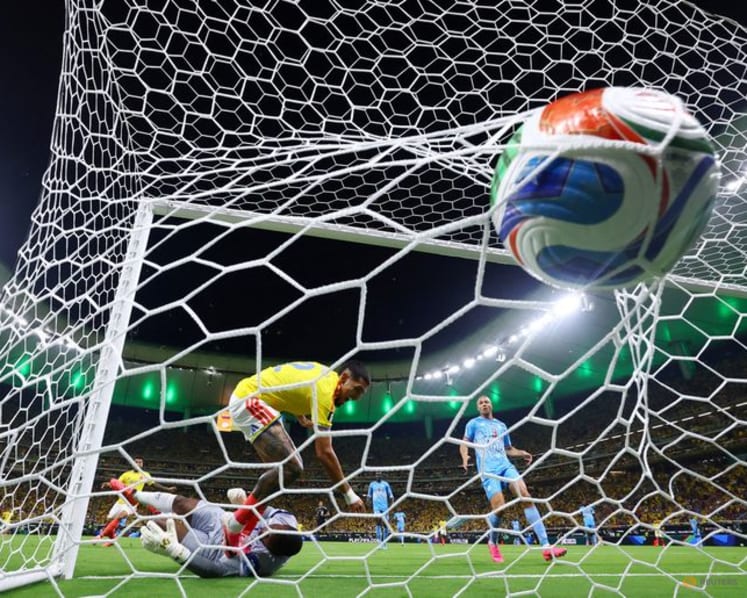 Munoz strike sends Colombia into World Cup Round of 32