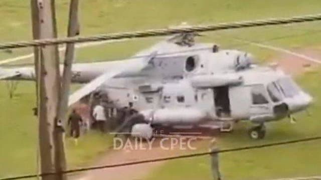 印度军机误降松软地面 众人齐推助脱困