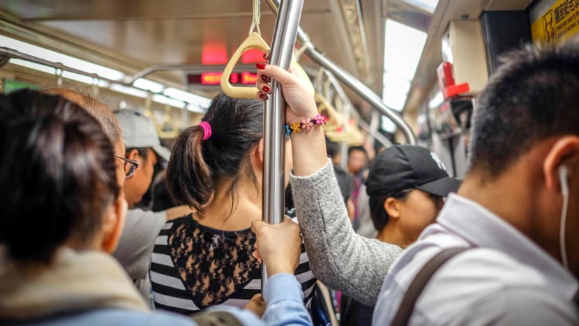#trending: Reddit user questions why MRT commuters should give up seats to young children