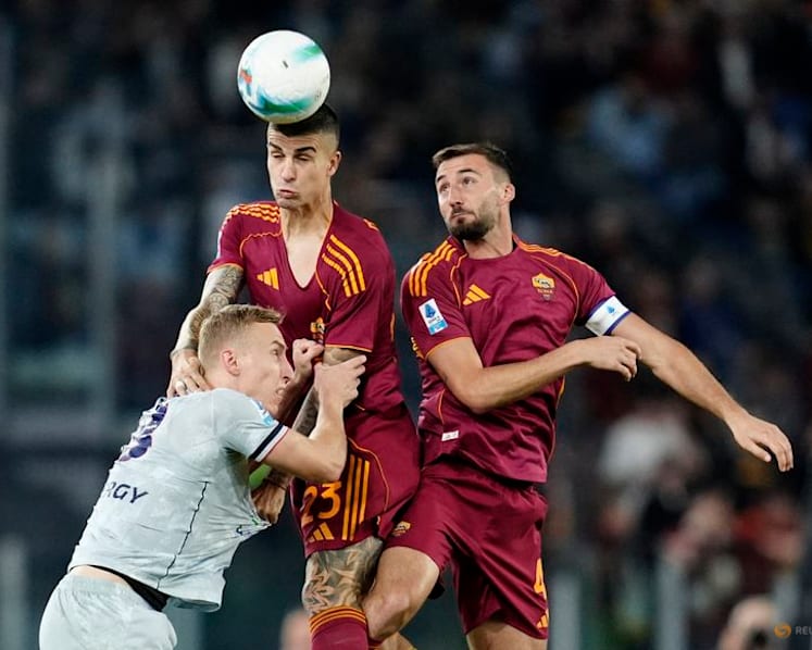 Roma move top with 2-0 win over Udinese