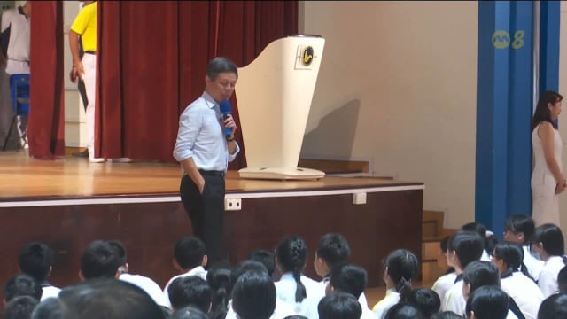 开学第一天 陈振声同师生们进行交流
