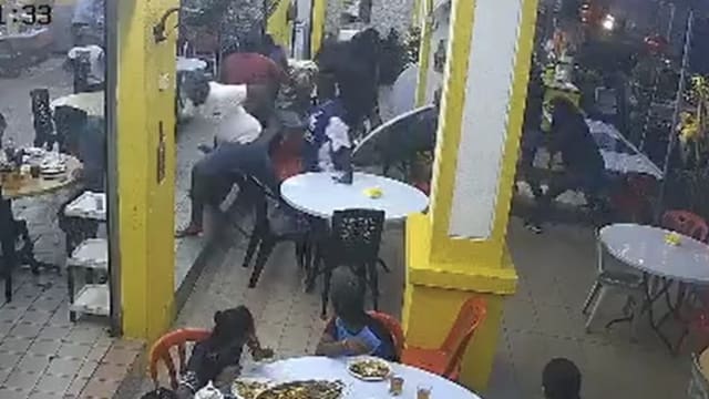 马国五蒙面男持巴冷刀 闯进餐馆砍伤四人