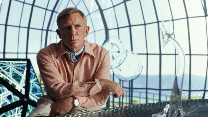 Trailer Watch: Daniel Craig Shows Off His Neckerchief In Glass Onion: A Knives Out Mystery Trailer Watch: Daniel Craig Shows Off His Neckerchief In Glass Onion: A Knives Out Mystery