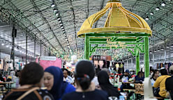 Ramadan bazaars return to Kampong Glam and Geylang Serai with hundreds of stalls and live performances