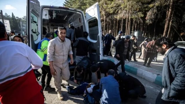伊朗大型悼念活动遭炸弹袭击 近100人死亡
