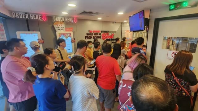 九块KFC炸鸡只卖10元 马国民众苦排四小时才买到