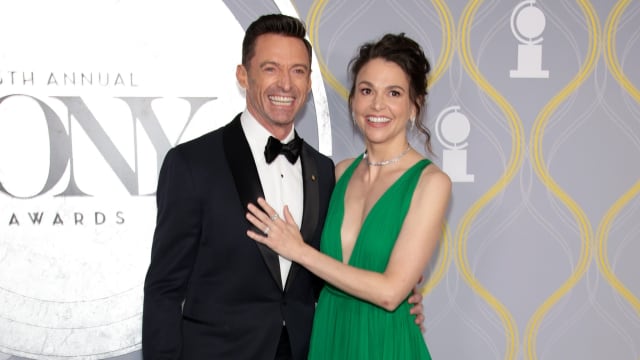 相继离婚恢单，Hugh Jackman和Sutton Foster手牵手被拍终于认爱！