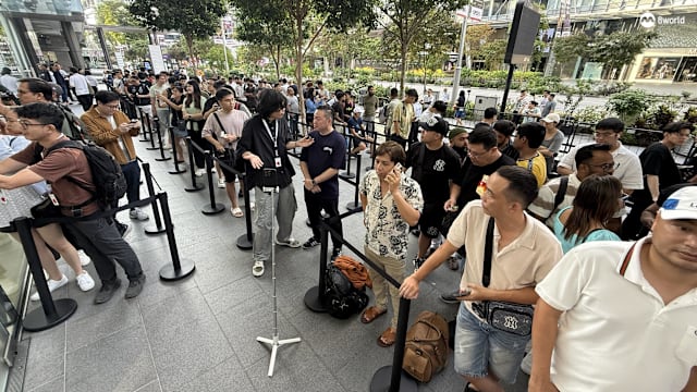 iPhone17今早开售 有人凌晨3点排队抢购十台