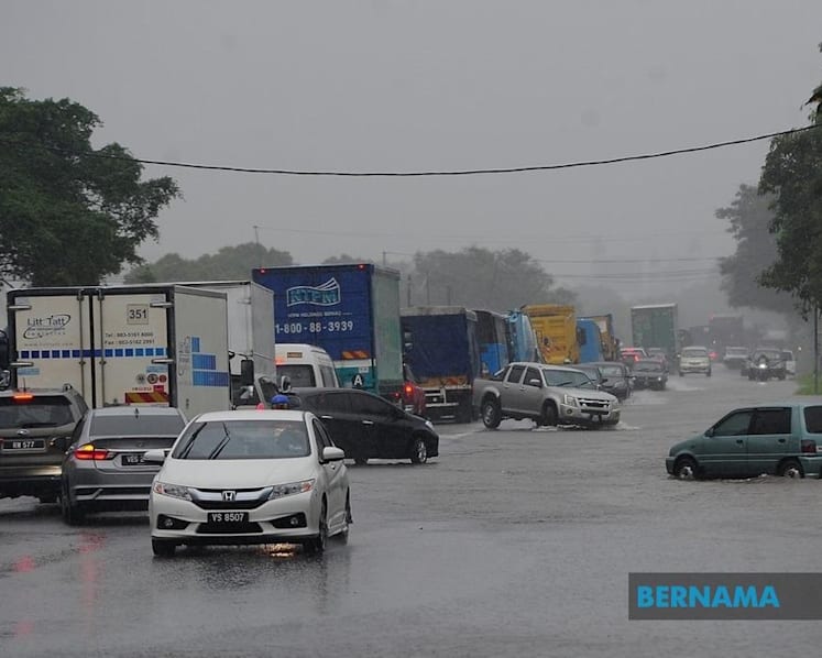 Thousands evacuated as floods hit several Malaysian states; Port Klang operations affected