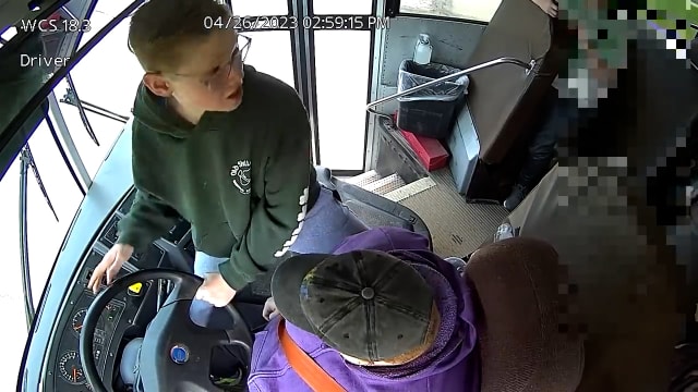 惊险！美国校车司机晕倒 男童英勇停车救全车66人