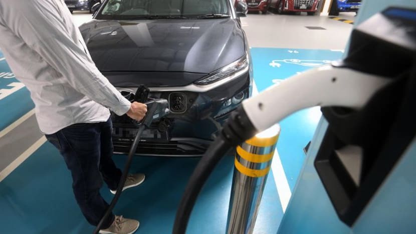 Hampir 2,000 tempat letak kereta HDB akan dipasang 3 tempat mengecas EV jelang 2025 Hampir 2,000 tempat letak kereta HDB akan dipasang 3 tempat mengecas EV jelang 2025