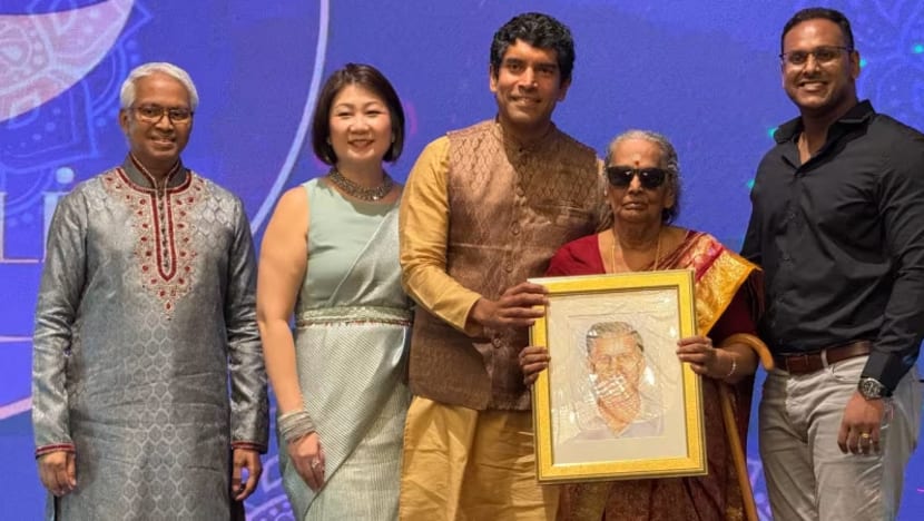 "கதையின் தலைப்பு கவிதை போலிருக்கும்" - எழுத்தாளர் மா. இளங்கண்ணனுக்குத் 'தமிழ்ச்சுடர்' வாழ்நாள் சாதையாளர் விருது "கதையின் தலைப்பு கவிதை போலிருக்கும்" - எழுத்தாளர் மா. இளங்கண்ணனுக்குத் 'தமிழ்ச்சுடர்' வாழ்நாள் சாதையாளர் விருது