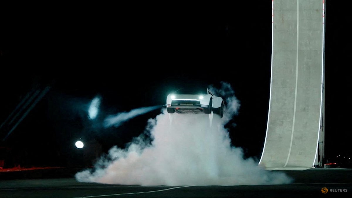 Tesla's new Roadster turns in air with SpaceX thrusters, won't land until 2028