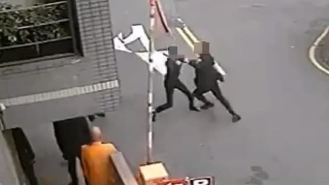 台男火葬场外西瓜刀砍人 因不满同行频抢抬棺生意