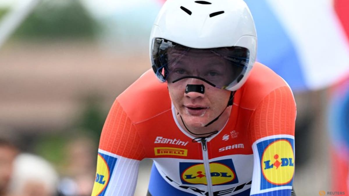 Hoole wins Giro time trial, Ayuso and Roglic close on Del Toro